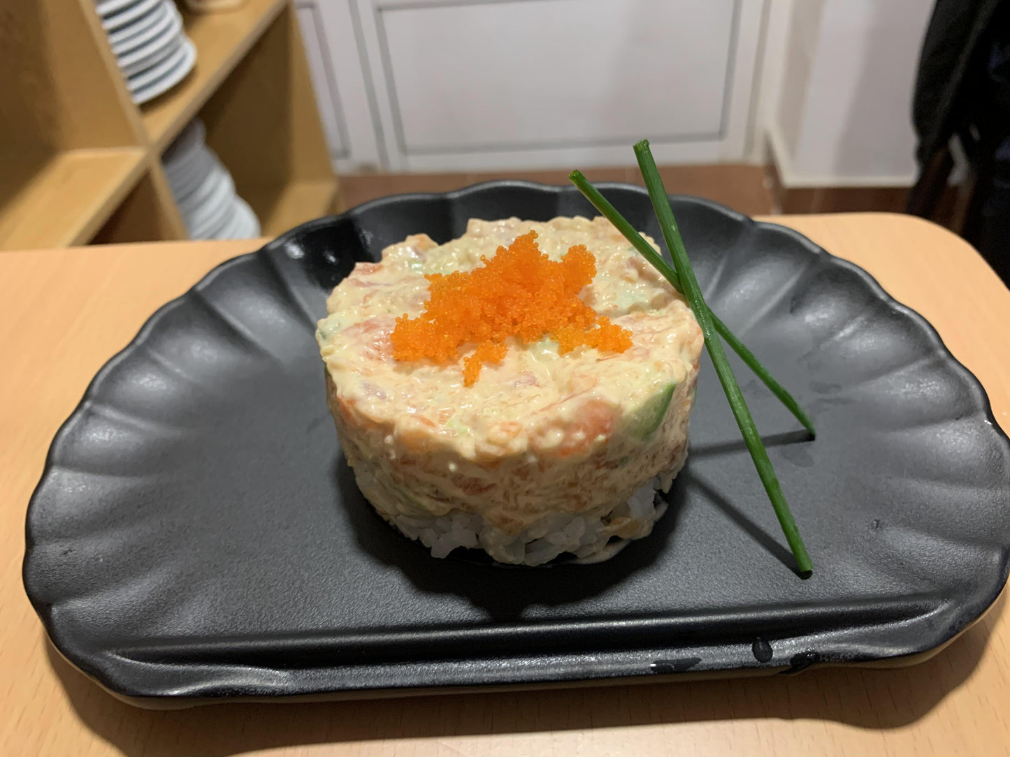 Tartar de salmon con aguacate y caviar de tobiko