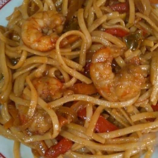 Tallarines fritos con gambas