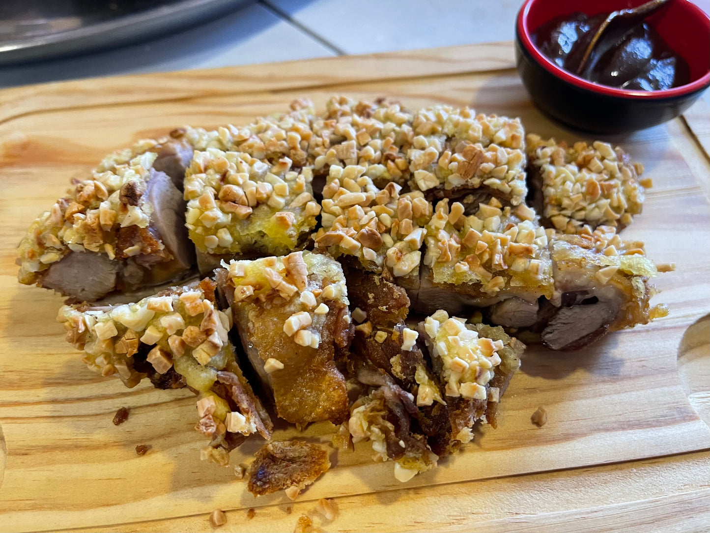 Lonchas de pato asado con almendras picadas